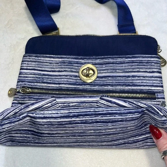 Baggallini Blue and White Crossbody Bag - Picture 6 of 7